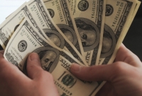 Бишкекте "банктардын биринен 40 миң доллар алып, 8 жылдан бери төлөбөй жүргөн" деп шектелген аял кармалды