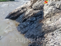 Майлуу-Суу шаарындагы дарыя жээгинде мунай көп массада чыгып, дарыяга кошулууда