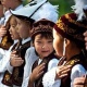 Бишкекте Конституция күнүнө карата уюштурулуучу флешмоб алкагында чогулгандар мамлекеттик гимнди ырдашат