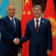 Өзбекстандын президенти Ислам Каримов президент Алмазбек Атамбаевди жана кыргыз элин Улуу Жеңиш күнү менен куттуктады