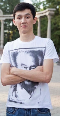 ЖЫЛНААМА, 10-МАЙ: "Тамашоучу" Жеңиш Майрамбек уулу туулган күнүндө апасына белек алып жатат