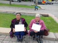 Бишкекте уулунун ак жерден соттолгонун айтып чыккан эне ачкачылык акциясын улантууда