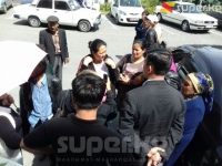 Жаңы конуштагы 16 үйдү түртмөк болгон мэриянын алдына митингчилер чогулушту