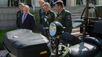 Орусиянын президенти жаңы жасалган аскердик унааны кароо учурунда анын эшигин ача албай, жардамга келген генерал унаанын туткасын сындырып алды