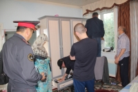 Жалал-Абадда экстремисттик уюмдун мүчөлөрүнүн үйүнөн ноутбуктар, флешкалар, дисктер, тапанча табылды (фото)