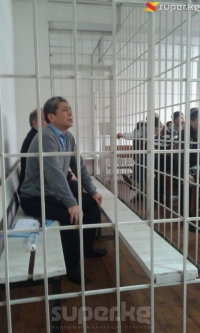 Нарымбаевге козголгон иш боюнча соттук отурумга Өмүрбек Текебаев келген жок