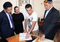 Тайырбек Сарпашев Бишкектеги Калкты тейлөө борборун күтүүсүздөн барып текшерди