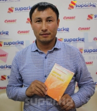 Жаш акын Акназар Сулайманкуловдун алгачкы ыр китеби жарык көрдү