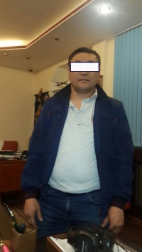 Москвада "курулушта иштеген кыргыз жарандарына төлөнө турган ири суммадагы акчаны тартып алган" деп шектелген жаран кармалды