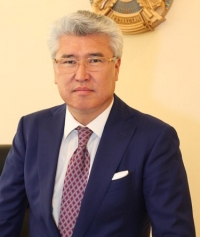 Казак министри: "Кыргыз кыздары Орусияда даараткана тазалап жүрүшкөнү өкүнүчтүү"