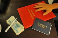Баткен облусунун Кызыл-Кыя шаарында 8 миң сом пара алып жаткан окутуучу кармалды