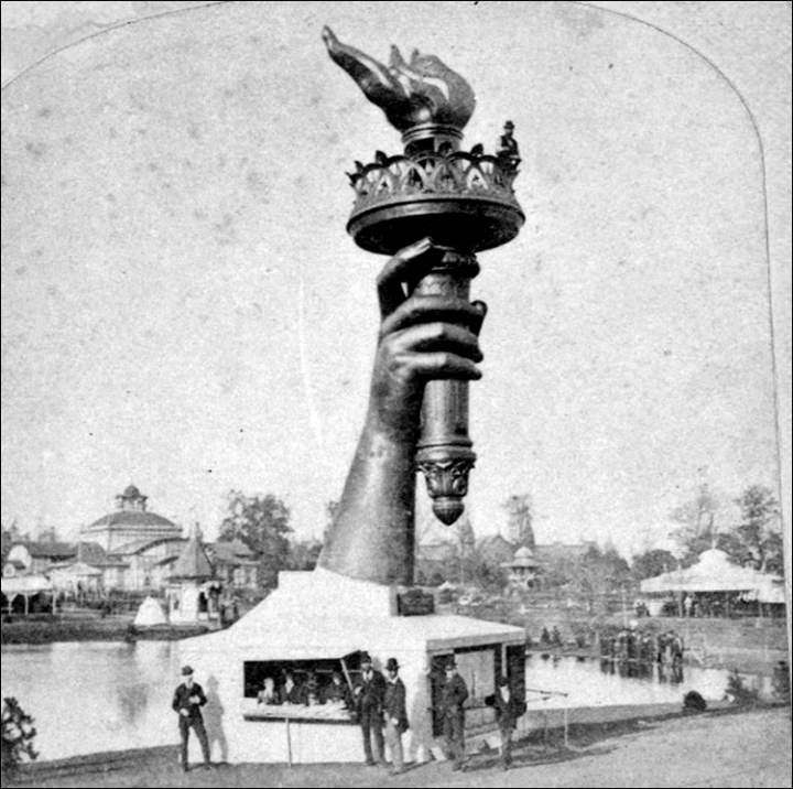 1876-жыл, Филадельфия. Көргөзмөгө коюлган статуянын оң колу