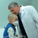 Алмазбек Атамбаев балдардын онкология жана гематология бөлүмүнө 5 миллион сомдук материалдык жардамга сертификат тапшырды (фото)