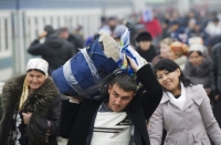 Рубль наркын жоготкон соң Орусияга кыргыз жеринен барган мигранттардын саны 41 пайызга азайган