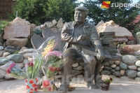 Эл кыйналган мезгилде иштин көзүн таап, көпчүлүккө үлгү болгон Таабалды Эгембердиевди эскерүү кечеси болуп өттү (фоторепортаж)