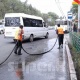 Бишкекте көчөдөгү тосмолор жана жол жээктери жуулуп жатат (фото)