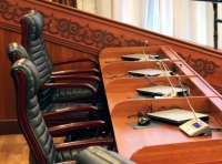 Камакка алынган депутаттардын эмгек акысын төлөп берүүнү токтотуу сунушталды