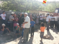 ЭЛДИК КАБАР: Өзгөндүн Курбу-Таш айылынын тургундары жол тосушту (фото)