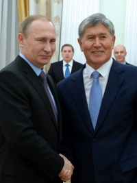 Алмазбек Атамбаев Путинди Орусия күнү менен куттуктады