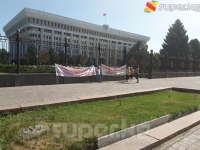 Бишкек. Ак үйдүн алдында нааразычылык акциясы өтүп жатат (фото)