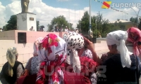 ЭЛДИК КАБАР: Өзгөндө 7-Апрель окуясына айыпталган Эльмурза Сатыбалдиевди колдогондор митинг өткөрүштү