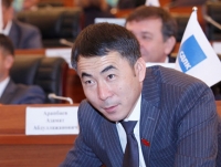 Мээрбек Мискенбаев өзүнө карата айтылып жаткан дооматтар курулай жалаа экенин далилдей албаса мандатын тапшырууга даяр экенин айтты