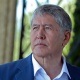 Президент Алмазбек Атамбаевдин гитара менен ырдаган "Судьбе назло" ыры интернетке чыкты