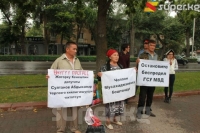 Ак үйдүн алдында өрттөнүүгө аракет жасаган Мендешовдун апасы да бүгүн өзүнө өрт коюуга даярданууда