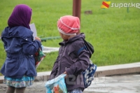 Бишкекте Айт намазы окулган аймакка жардамга муктаж адамдар көп келип, кайыр сурап жатышты (фоторепортаж)