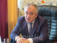 Өмүрбек Текебаев: "Чет өлкөлүктөргө Бишкектеги эски, начар абалдагы үйлөрдү көрсөтүү уят"