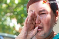 Башынан эки турмуш өткөргөн үч уулдун энеси Айдай Абдуллаева Бишкектин көчөлөрүндө кайыр сурап жан багат