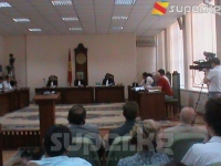 Азимжан Аскаровдун иши боюнча жабырлануучулар келбей калганына байланыштуу чечим чыгаруу эртеңкиге жылдырылды