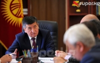 Сооронбай Жээнбеков транспорт жана жол министри Замирбек Айдаровго сөгүш берди