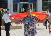 Азия чемпиондугун багынтып, алтын медаль тагынган спортчуну Ош шаардык мэриясы тосуп алды