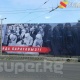 "Кайран элим, кайда баратабыз?!" деген жазуусу бар баннерлерди жеке билим берүү фондунун жетекчиси илдирген
