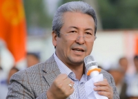 Адахан Мадумаров шайлоодо элге чай берип, кооз сүйлөп маскарапоз болууну токтотуу керектигин айтты