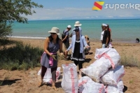 "Кумтɵр Голд Компанинин" кызматкерлери ɵнɵктɵштɵрү менен бирге Тоӊ районунун көл жээктерин тазалашты