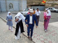 ЭЛДИК КАБАР: Ошто баш кошуп жаткан жубайлар мечит жанында дасторкон жайып, муктаж балдарга белектерин тапшырышты (фото)