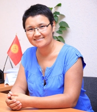 Рита Карасартова: "Биз Конституцияны өзгөртпөө тууралуу коомдук келишимди унуткан маңкуртка айланууга татыктуубузбу?"
