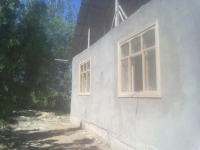 Бакай-Ата районунда 10 жылдык салтанаттын ордуна эки балалуу, ден соолугунун мүмкүнчүлүгү чектелген аялга үй куруп беришти