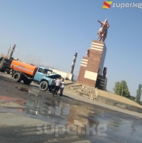 ЭЛДИК КАБАР: Кызыл-Кыя шаарында Манастын эстелиги курулуп бүттү