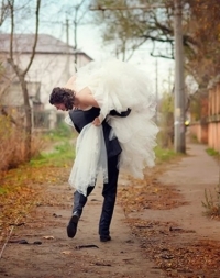 СУПЕРСТАН: "Жолдошум экөөбүз романтикасы жок эле турмуш куруп кеткенбиз"