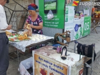 ЭЛДИК КАБАР: Кызыл-Кыядагы базарда тамак-аш бут кийим оңдолгон жайга жанаша коюлуп сатылууда