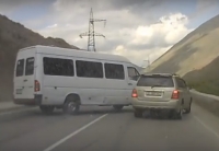 Боом капчыгайында жүргүнчүлөрдү ташыган кичи автобус оодарылып, 7 адам жабыркады