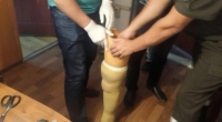 Казак чек арачылары тарабынан бутундагы протезине баңгизат жашырып өтүүгө аракет кылган кыргыз жараны кармалды