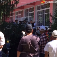 ЭЛДИК КАБАР: Аксыда митингге чыккан эл менен жолугушууга район акими чыкты (фото)
