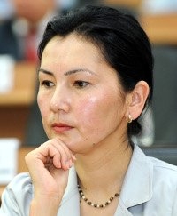 Депутат Аида Салянова Эгемендүүлүк майрамын белгилөөнү токтотуп, аза күтүүнү талап кылды