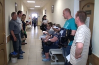 Москвада кезекте көпкө туруп калган адам дарыгерди сабап салды