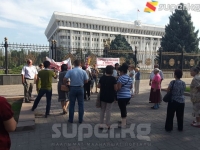Бишкекте Ак үйдүн алдында эки митинг өтүүдө (фото)