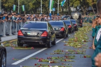 Ислам Каримовдун сөөгүн Самарканддын тургундары гүлдөр менен тосуп алышты